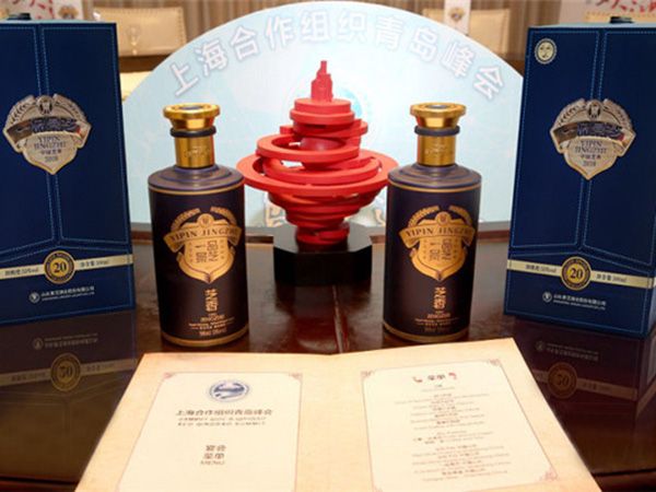 以實(shí)力加冕！上合峰會(huì)贊助企業(yè)授牌儀式隆重舉行，一品景芝·芝香被授予峰會(huì)指定用酒！